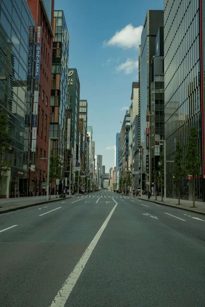 Avenue de Ginza vide, immeubles et enseignes de chaque côté, Tokyo
