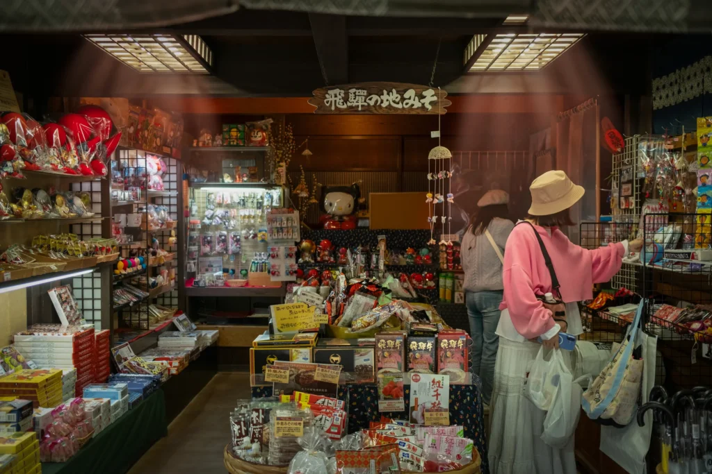 Clientes dans une boutique de souvenirs et de spécialités locales de Hida, miso et friandises