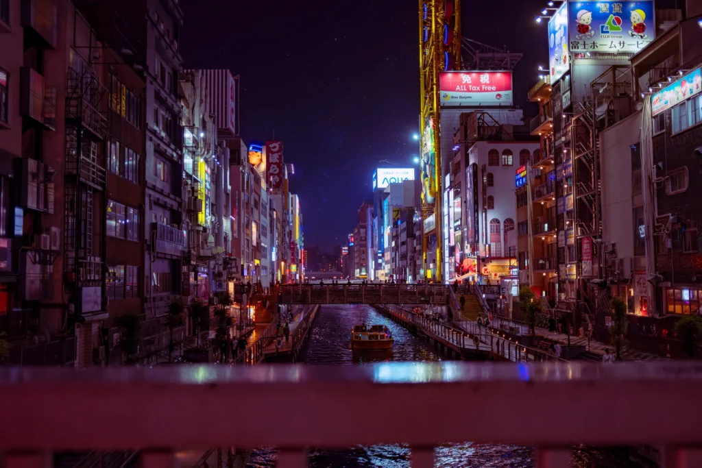 Canal de Dōtonbori bordé d'enseignes lumineuses la nuit, Osaka