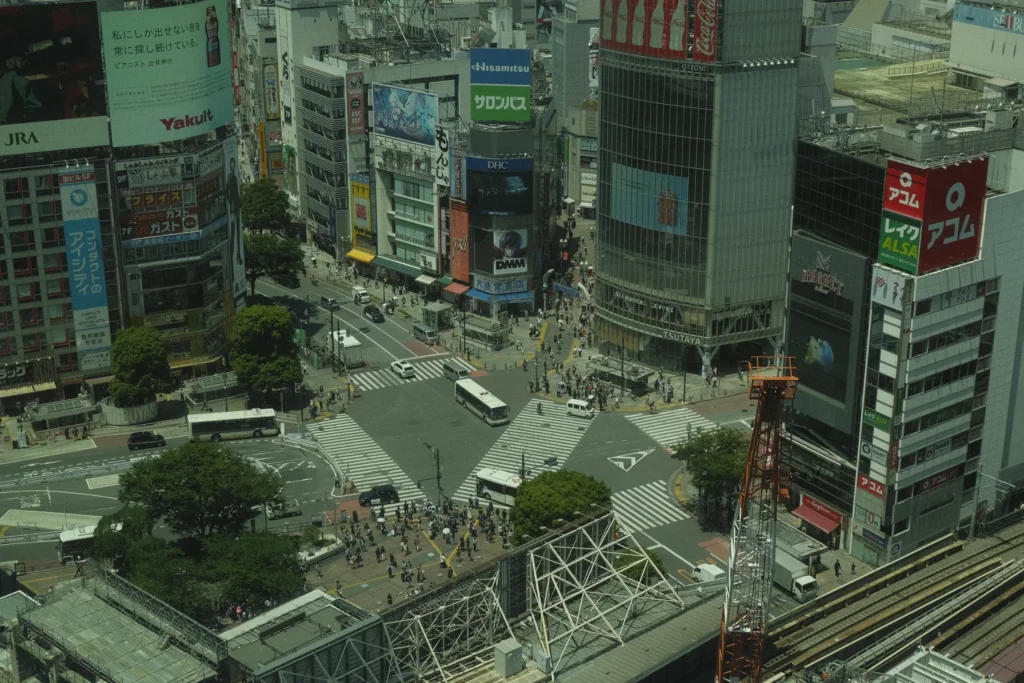 Foule traversant le carrefour de Shibuya, vue plongeante, Tokyo