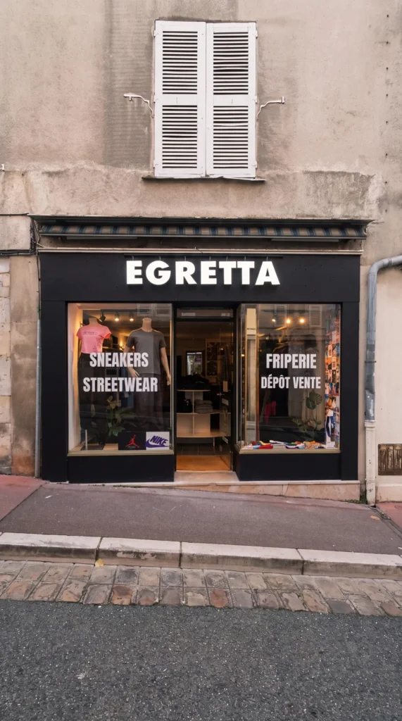 Façade de la friperie streetwear Egretta à Blois, vitrines sneakers et dépôt-vente