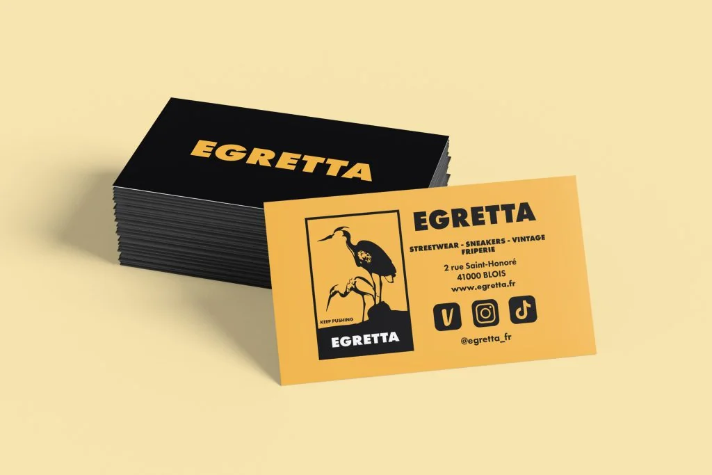 Mockup de carte de visite Egretta, recto noir et jaune avec logo, verso coordonnées et réseaux sociaux