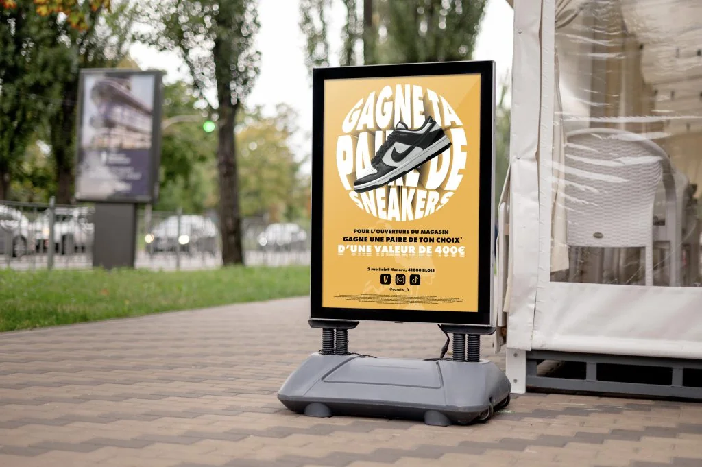 Stand publicitaire Egretta dans la rue, affiche jaune et noir avec sneaker et logo de la marque
