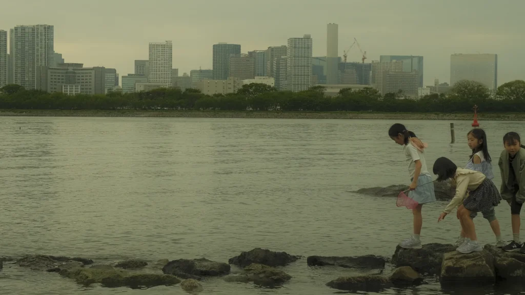 Enfants jouant au bord de l'eau, Odaiba, Tokyo