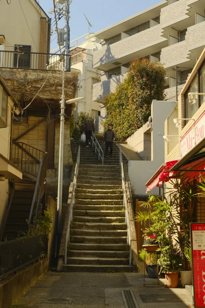 Escalier au milieu d'une ruelle résidentielle, Tokyo