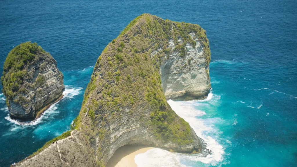 Vue aérienne de la falaise emblématique de Kelingking Beach en forme de T-Rex, mer turquoise, Nusa Penida