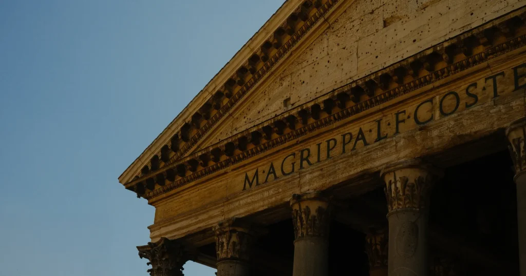 Gros plan sur le fronton du Panthéon de Rome, colonnes corinthiennes et inscription latine "M AGRIPPA L F COS TERTIUM FECIT"