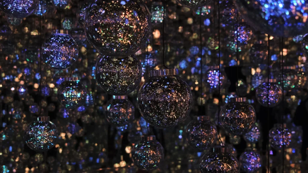 Lueurs colorées en bokeh d'une installation teamLab, Tokyo