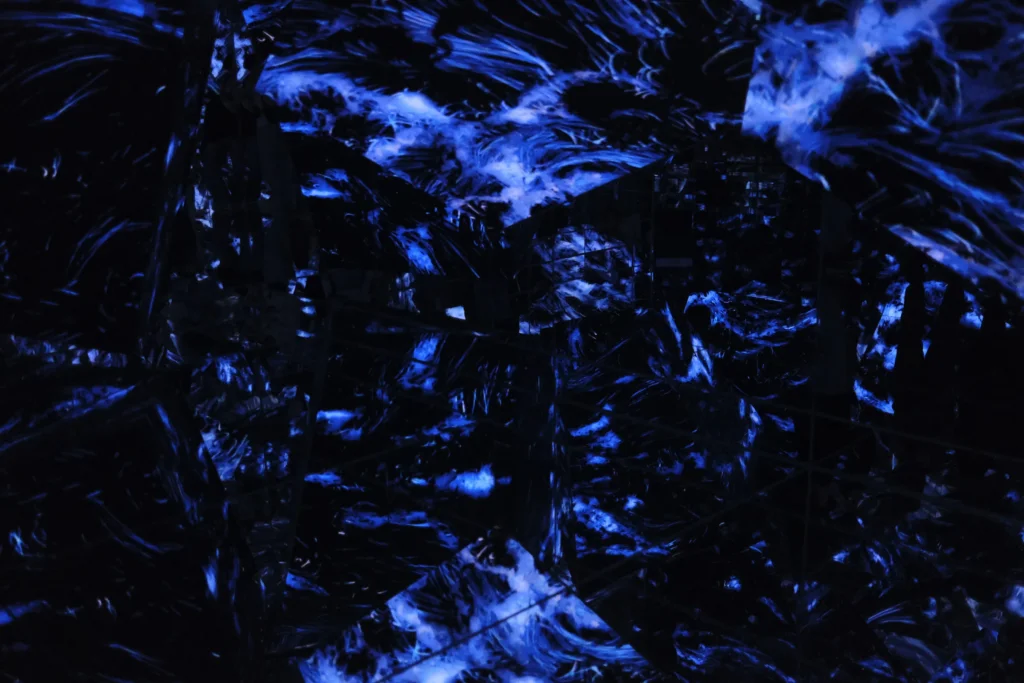 Lumière bleue abstraite dans une installation teamLab, Tokyo
