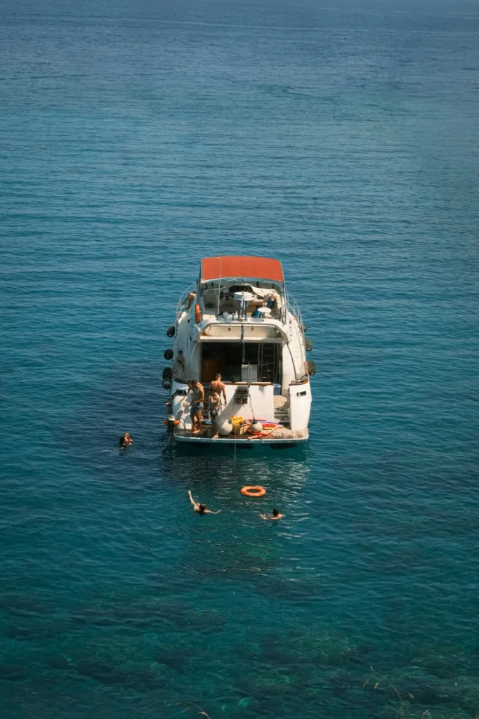 Vue aérienne d'un yacht ancré au large de Kastellórizo avec des baigneurs dans la mer Égée