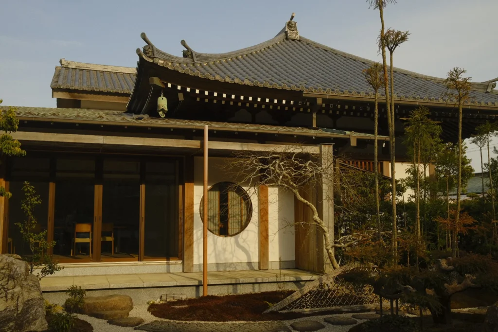 Maison traditionnelle à fenêtre ronde et toit de tuiles donnant sur un jardin zen, Kamakura