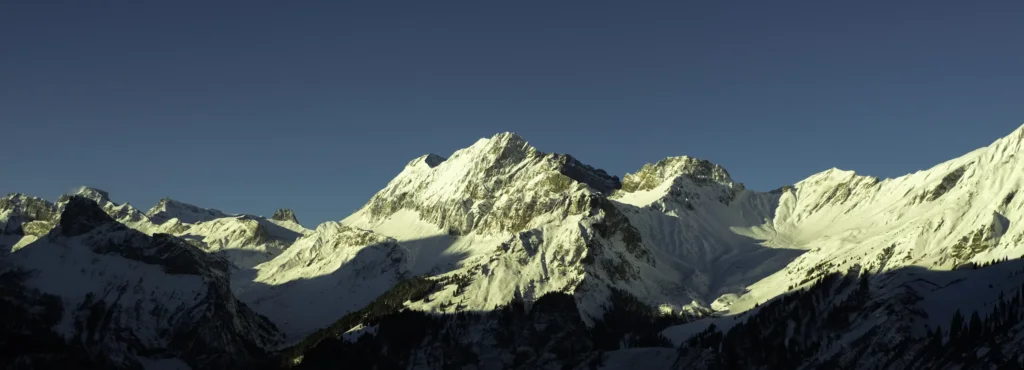 Panorama sur le massif du Blüemlisalp, sommets enneigés vus depuis les hauteurs du Lac d'Oeschinen en Suisse