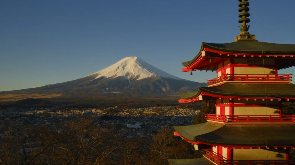 Pagode à cinq étages de Chureito dominant la ville de Fujiyoshida, avec le mont Fuji enneigé en arrière-plan