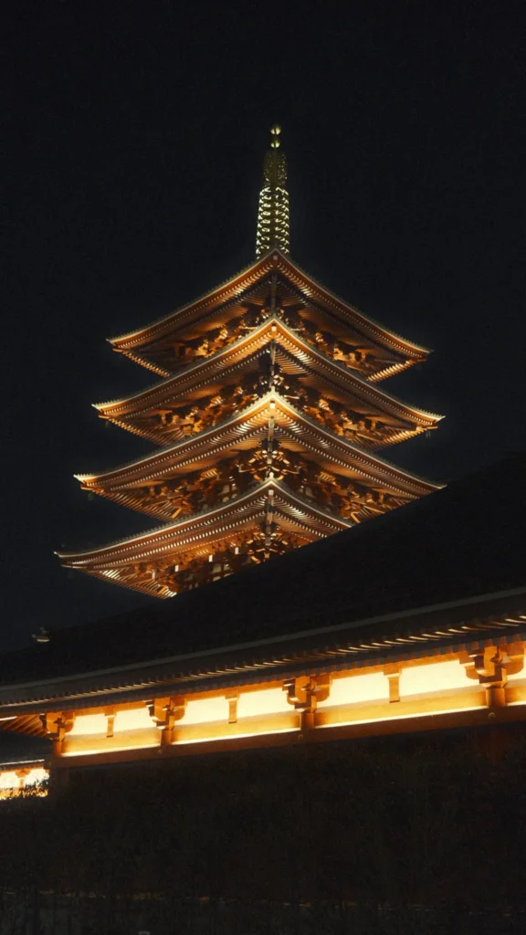 Pagode à cinq étages du Sensō-ji éclairée de nuit, Asakusa, Tokyo