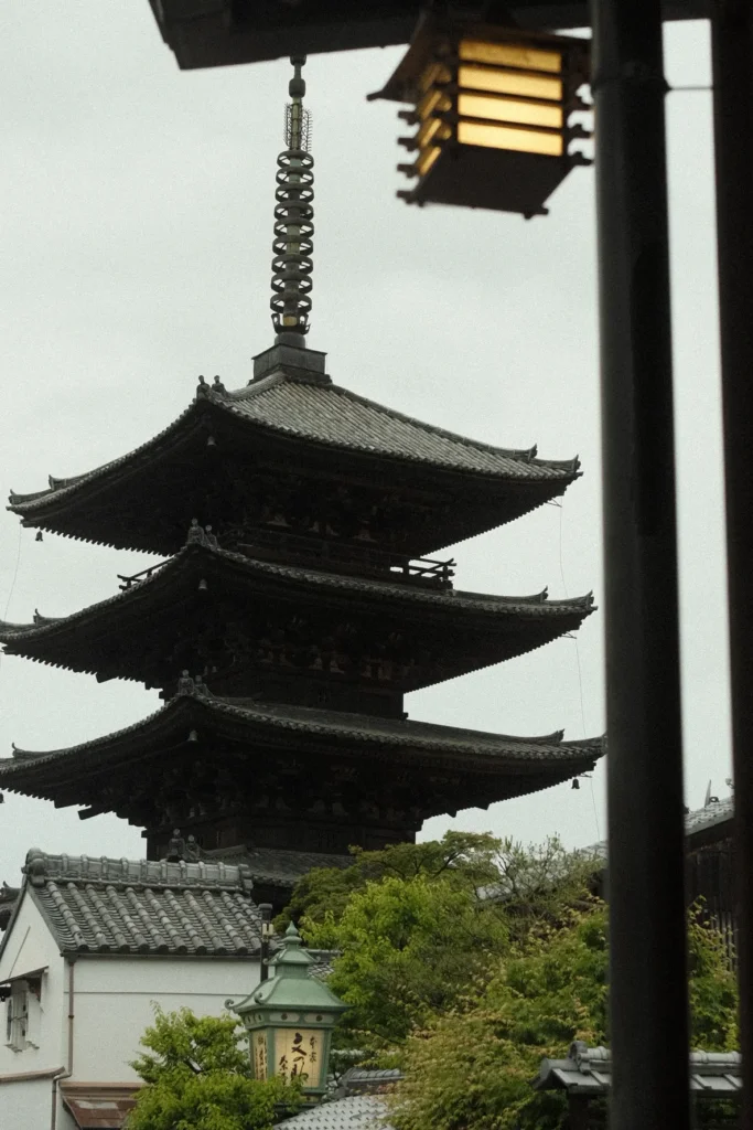 Pagode à cinq étages de Yasaka dominant les toits de Higashiyama, Kyoto