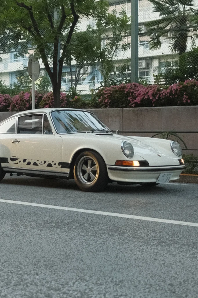 Porsche 911 blanche de style classique garée dans une rue de Tokyo