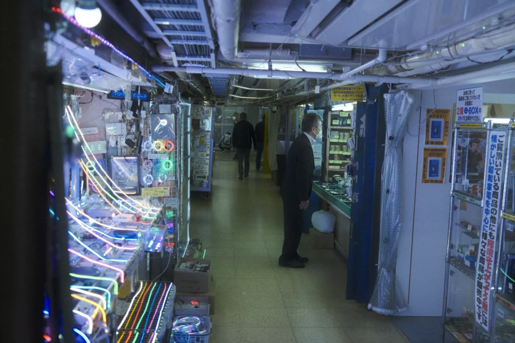 Couloir d'une salle d'arcade bordé de machines à pinces, Tokyo