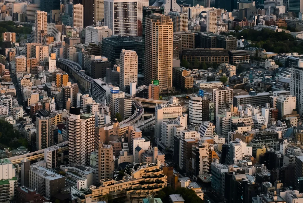 Vue aérienne dense de gratte-ciel et immeubles résidentiels à Tokyo, architecture urbaine japonaise