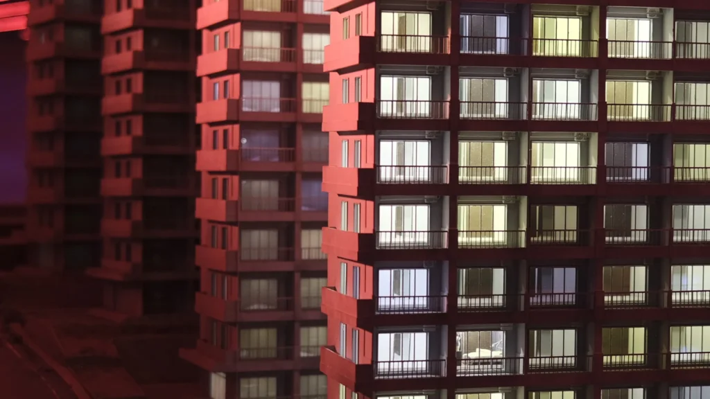 Maquette d'immeubles d'habitation rouges aux fenêtres éclairées, Small Worlds Tokyo