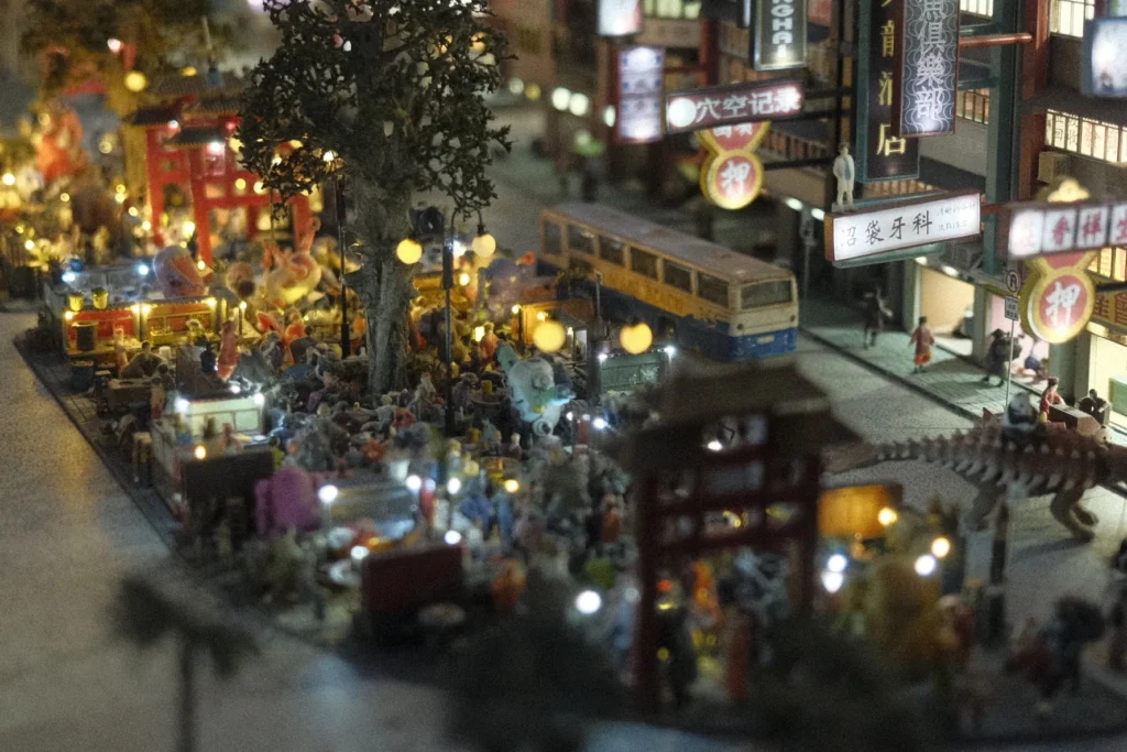 Maquette d'un marché de nuit animé avec un bus et des lanternes, Small Worlds Tokyo