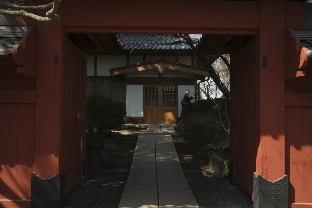 Portique torii rouge sur le chemin du temple Gōtoku-ji, Setagaya, Tokyo